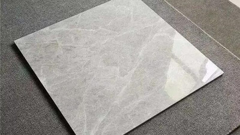 灰色柔光砖与亮光砖：材质、工艺与适用场景的差异
